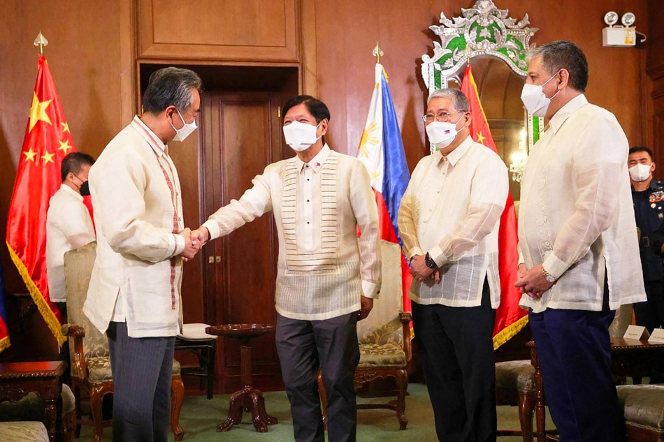 On July 6, Chinese Foreign Minister Wang Yi, left, meets Philippine President Ferdinand Marcos, center, at Malacañang Palace in Manila. AFP Photo/Philippines’ Presidential Photographers Division