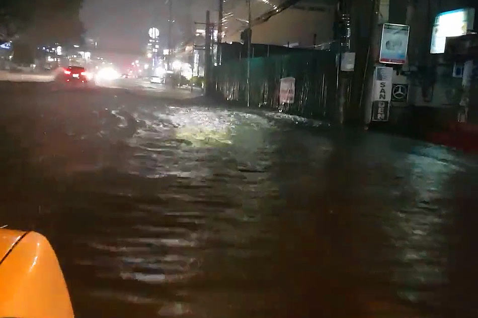 Flash floods swamp parts of Metro Manila | ABS-CBN News