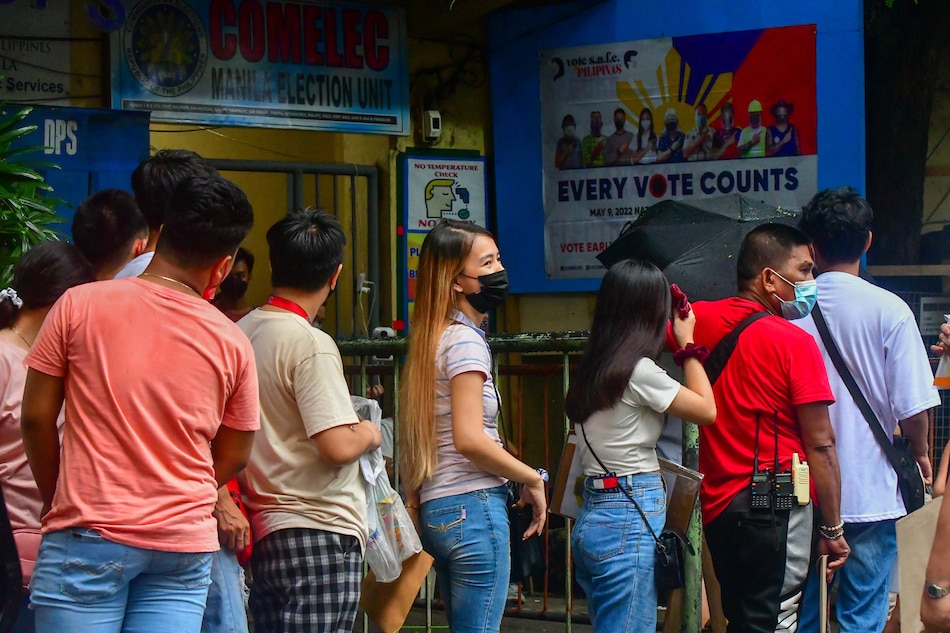 New voters register at the Comelec office in Manila on June 4, 2022 for the barangay and Sangguniang Kabataan elections. Mark Demayo, ABS-CBN News/file