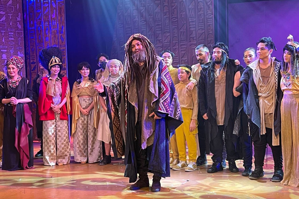 Gary Valenciano (center) makes his musical theater comeback in 'Joseph the Dreamer.' Handout