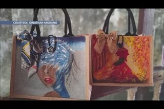 Guro gumagawa ng hand-painted bags para sa paaralan