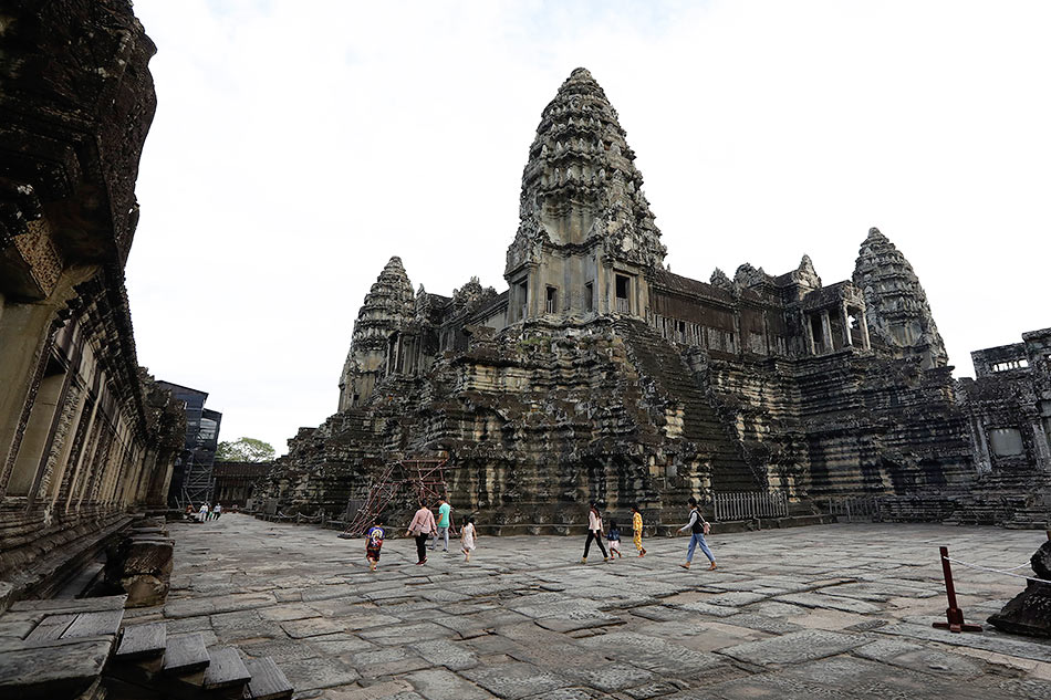 Tourists visit Angkor Wat temple EPA-EFE.