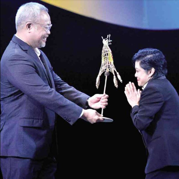 Chris Millado presenting the Balanghai Trophy for Best Actress to Nora Aunor in Cinemalaya 2014 for Joel Lamangan