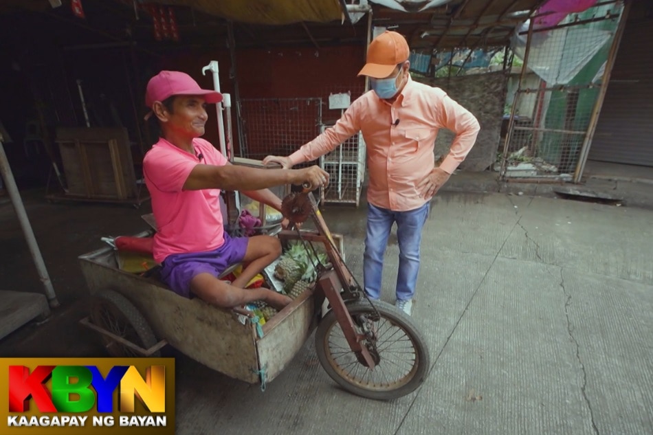 Sipag at pagpupursigi ng pinya vendor na may polio