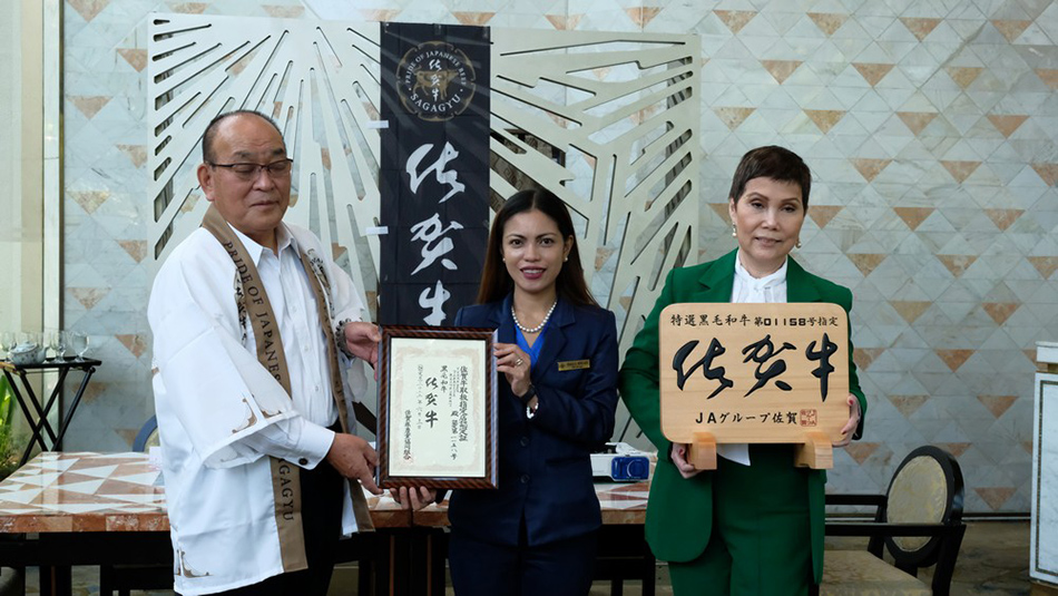 Kanahara Toshihide, chairman of Central Union of SAGA Agricultural Co-operative, with Diamond Hotel F&B manager Grace Mercado, and GM Vanessa Ledesma Suatengco. Jeeves de Veyra