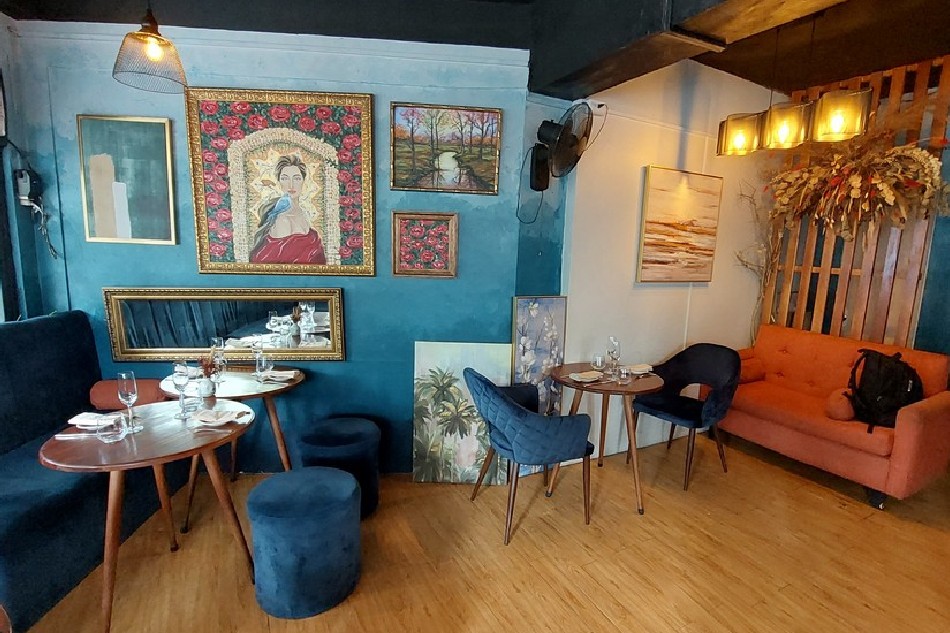 Tales and Feelings is located at M. Diaz Building on the corner of F. Ramos St. and V. Ranudo St., in Cebu City . Jeeves de Veyra