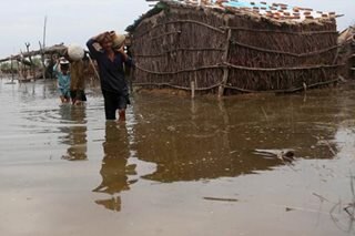 Flood toll tops 800 in Pakistan 'catastrophe of epic scale'