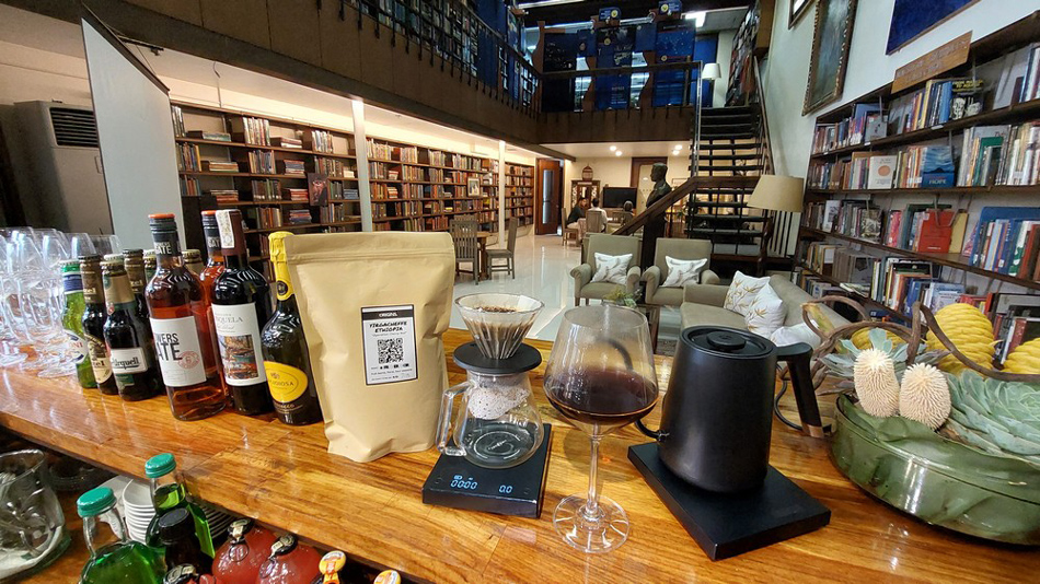 Come for the Origins MNL pour-overs.Jeeves de Veyra