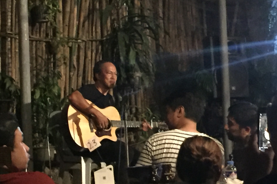 Noel Cabagon performs for the last time at the cafe he co-founded 19 years ago. Totel V. de Jesus