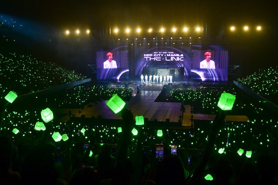 Fans raise their lightsticks during the Manila leg of 'Neo City: The Link' at the Mall of Asia Arena on September 4, 2022. Mark Demayo, ABS-CBN News