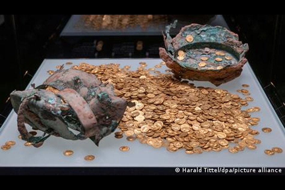 Around 2,500 gold coins from antiquity. Photo by Harald Tittel