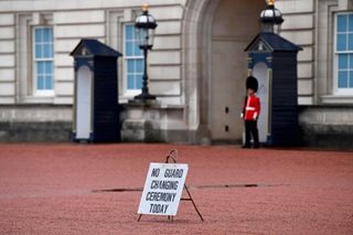 Buckingham Palace rings to 'God Save the Queen'