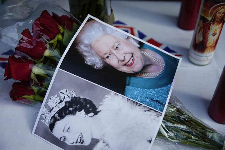 Flowers and photographs of Queen Elizabeth II are on display as part of a memorial at Ye Olde King's Head British restaurant to honor Queen Elizabeth II, in Santa Monica, California, USA, Sept. 8, 2022. According to a statement issued by Buckingham Palace on 08 September 2022, Britain's Queen Elizabeth II has died at her Scottish estate, Balmoral Castle, on Sept. 8, 2022. The 96-year-old Queen was the longest-reigning monarch in British history. Caroline Brehman, EPA-EFE