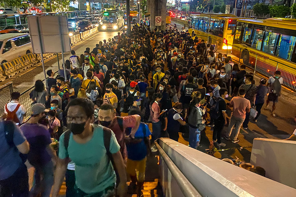 Commuters line up at the EDSA bus carousel station in Mandaluyong City on Sept. 14, 2022. Jonathan Cellona, ABS-CBN News