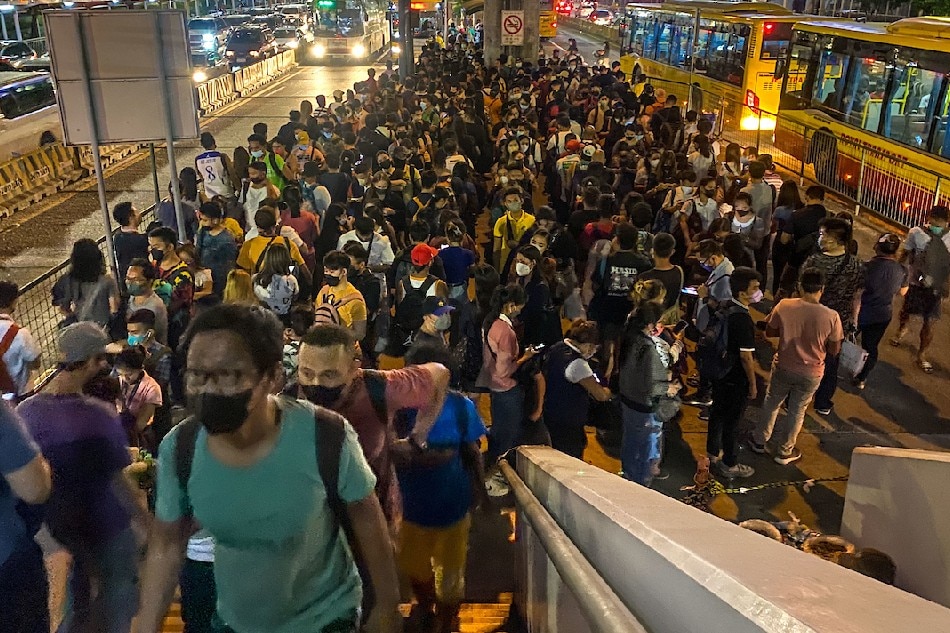 Commuters queue to ride the bus carousel system on Epifanio Delos Santos Avenue (EDSA) - Crossing in Mandaluyong city. on September 14, 2022. Jonathan Cellona, ABS-CBN News
