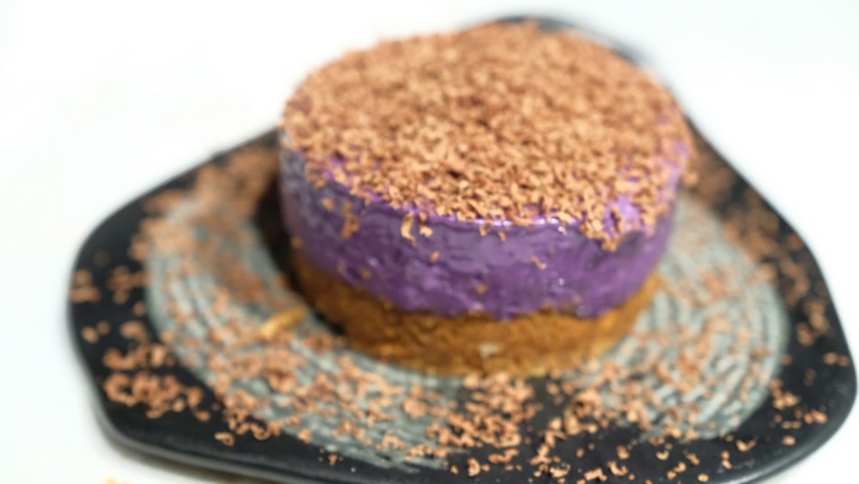 For the last dessert, Gries tops the cheesecake made with a local ube crème liqueur with chocolate shavings. Jeeves de Veyra