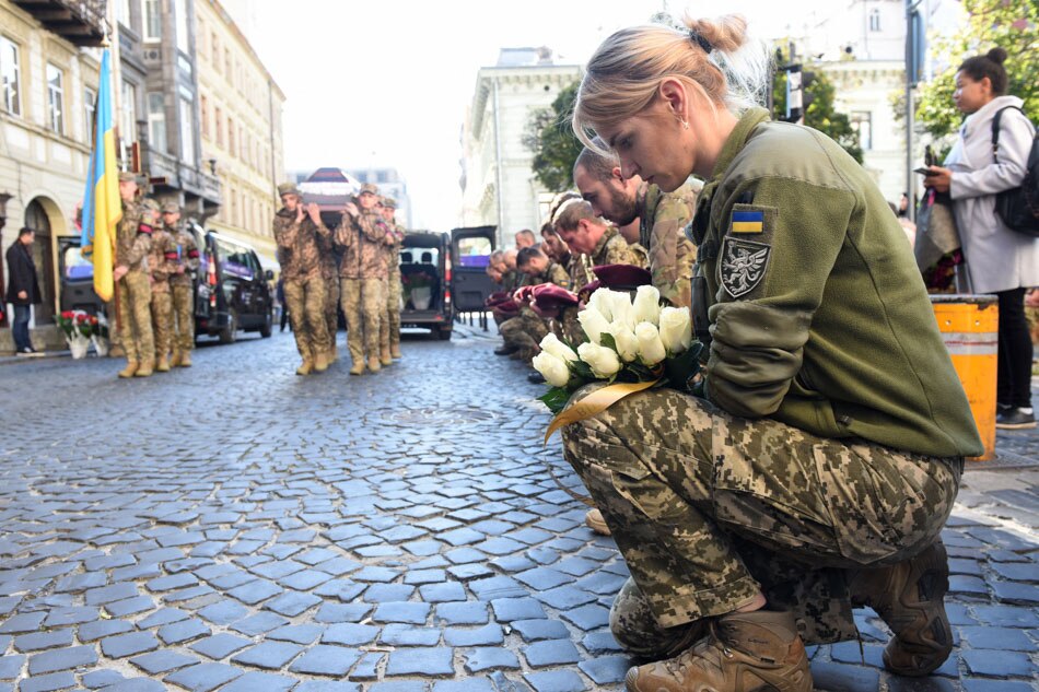 Ukraine soldiers pay tribute to fallen comrades