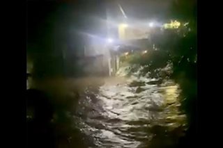 Rumaragasang tubig-baha dulot ni Paeng sa ilang lugar ng Noveleta, Cavite