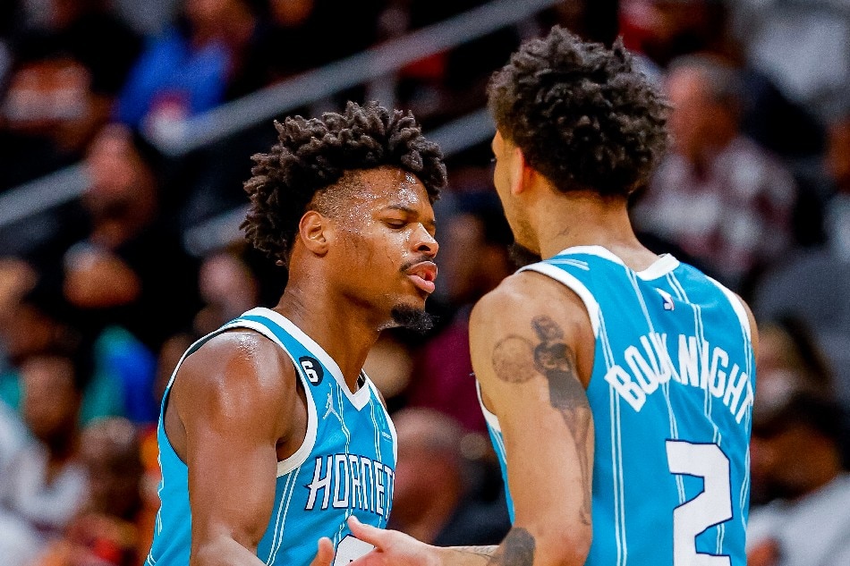 Paul helps Hornets sting Mavs with late surge