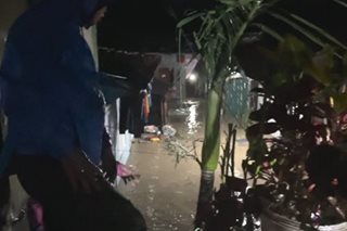 Ilang taga-Cavite, stranded dahil sa bahang dala ni Paeng