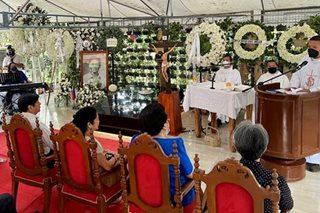 Marcos family visits grave of patriarch at heroes’ cemetery