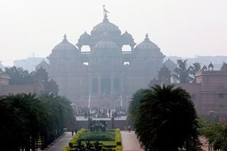 'Hazardous' smog chokes India capital