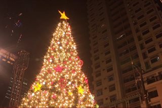 Higanteng Christmas tree sa Araneta City pinailawan