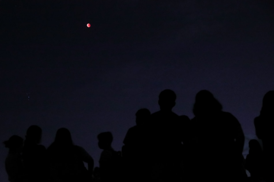 Look up: Filipinos grab a peek of blood moon 3
