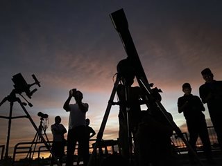 Ilang Pinoy nag-abang sa 'beaver blood moon'
