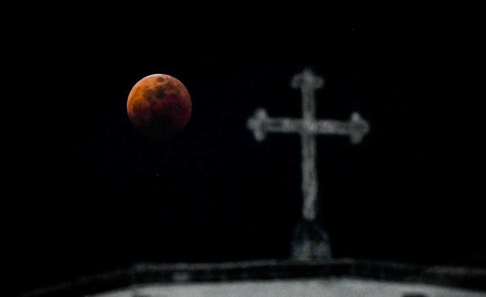 Look up: Filipinos grab a peek of blood moon 5