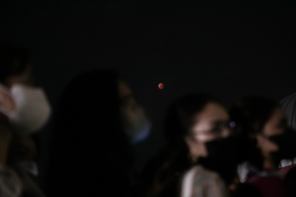 Look up: Filipinos grab a peek of blood moon 7