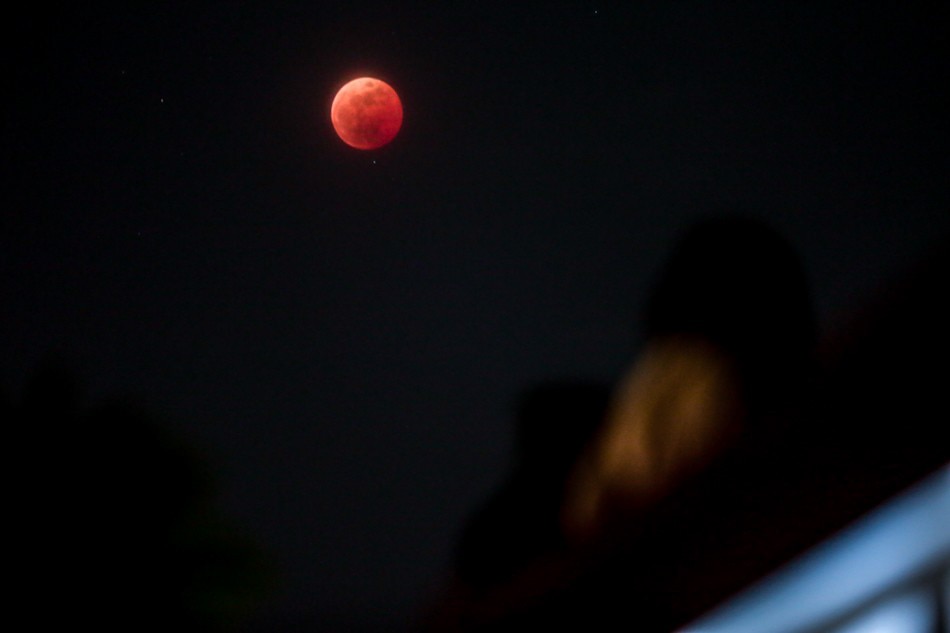 Look up: Filipinos grab a peek of blood moon 9