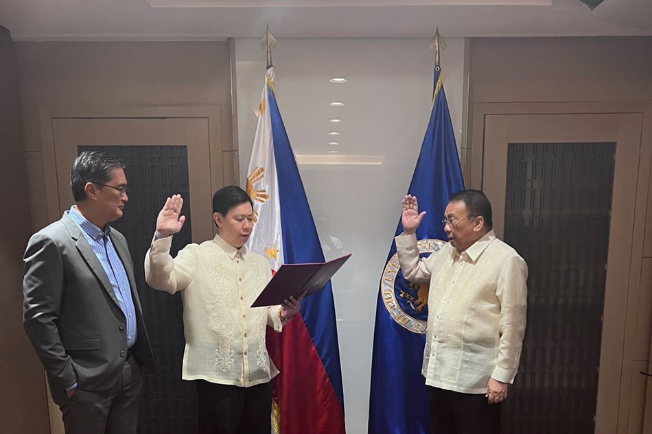  Emmanuel Rufino Ledesma Jr. takes his oath as acting president and chief executive officer (CEO) of the Philippine Health Insurance Corporation before Executive Secretary Lucas Bersamin on Nov. 24, 2022. Photo from the Office of the Press Secretary