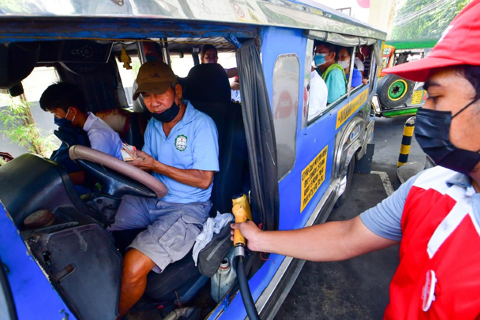 Motorists queue for fuel at a gas station in Pasig City on October 10, 2022. Mark Demayo, ABS-CBN News/file ]