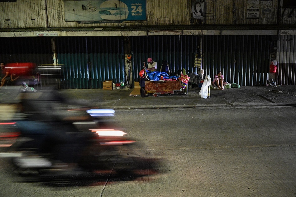 Metro Manila&#39;s homeless find shelter in pushcarts 1