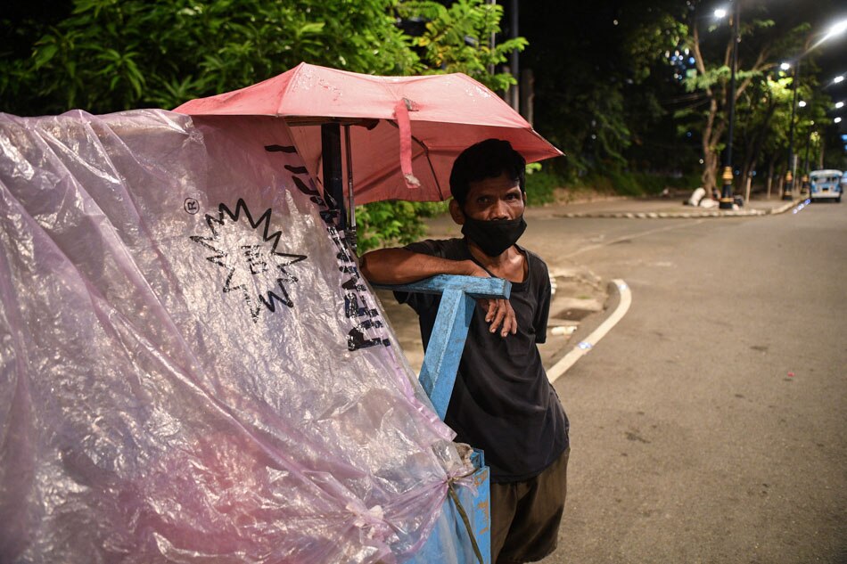 Metro Manila&#39;s homeless find shelter in pushcarts 10