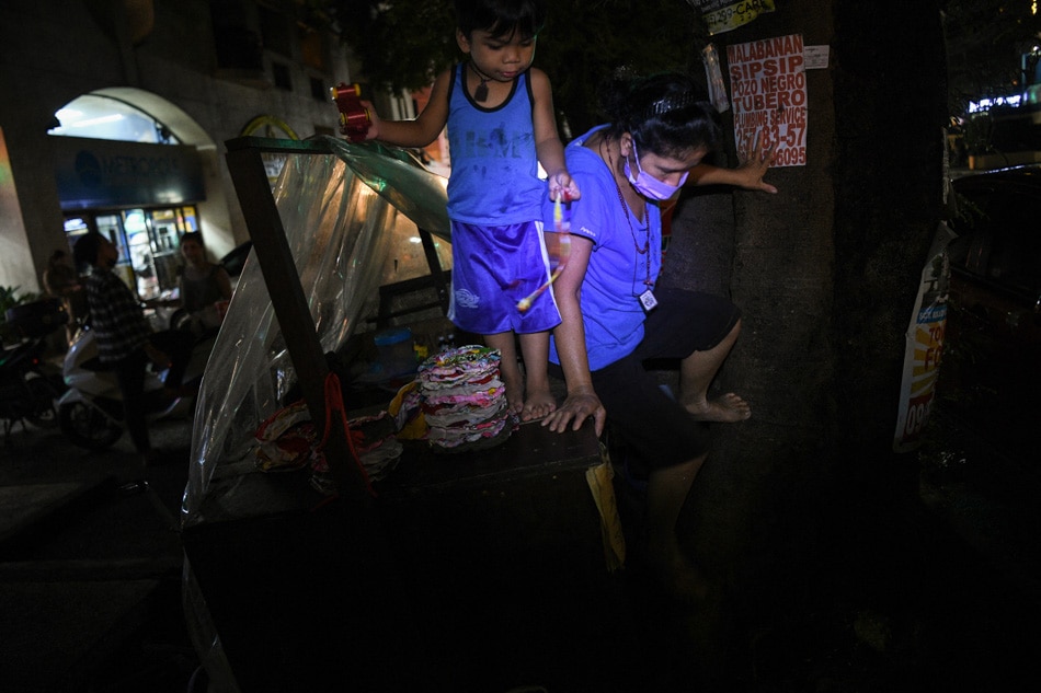 Metro Manila&#39;s homeless find shelter in pushcarts 11