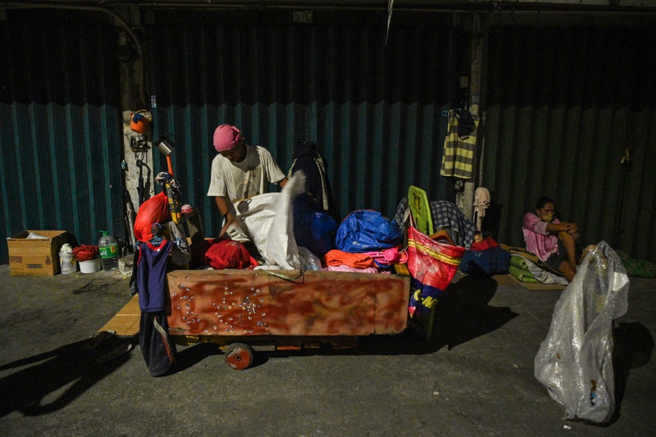 Metro Manila&#39;s homeless find shelter in pushcarts 2