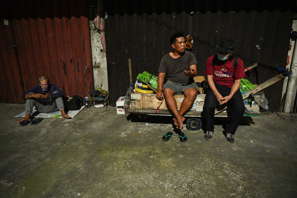 Metro Manila&#39;s homeless find shelter in pushcarts 3