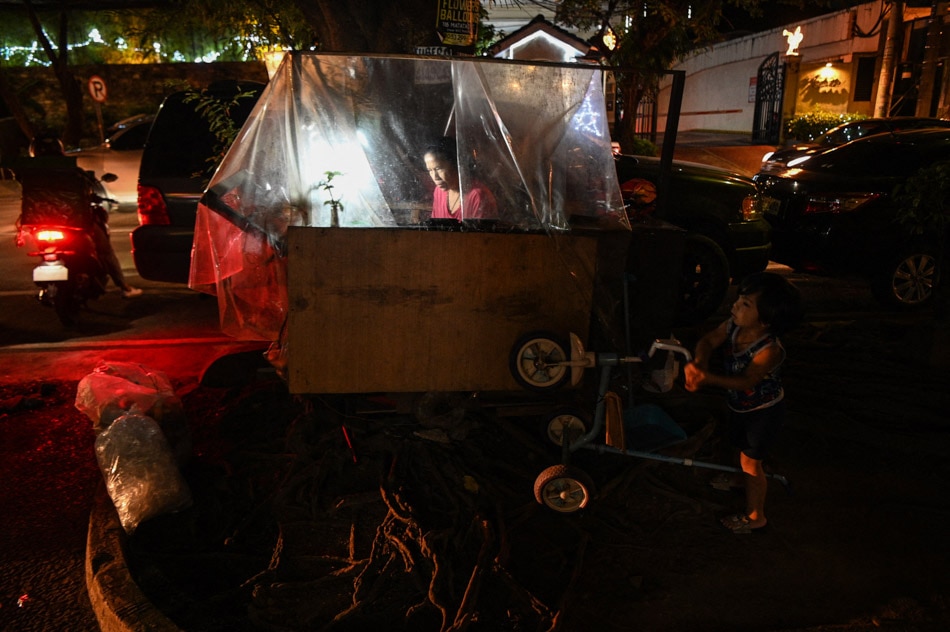 Metro Manila&#39;s homeless find shelter in pushcarts 6