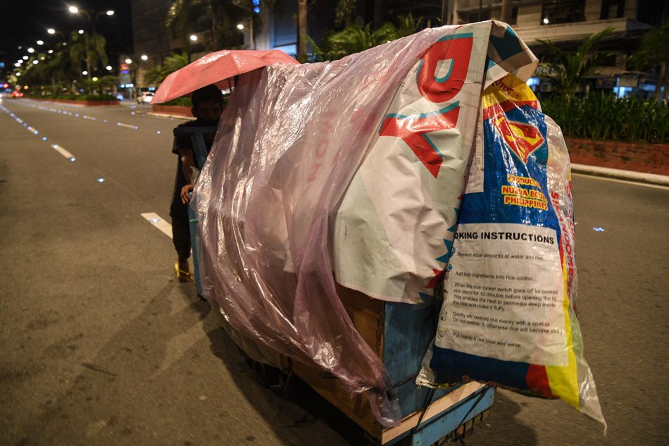 Metro Manila&#39;s homeless find shelter in pushcarts 9