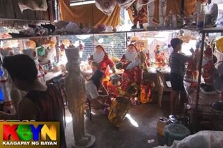 Grupo ng kababaihan gumagawa ng mga Santa Claus sa Antipolo