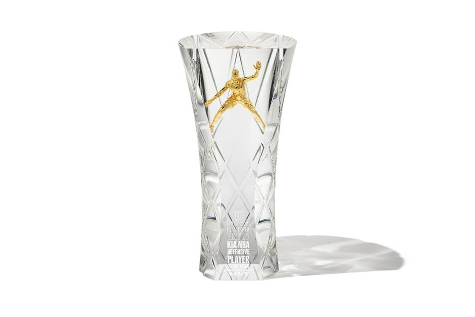 https://sa.kapamilya.com/absnews/abscbnnews/media/2022/life/12/14/hakeem-olajuwon-trophy.jpg