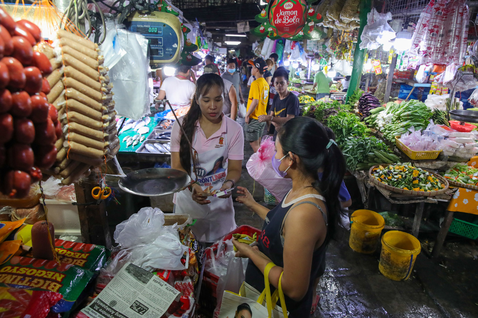 Market patrons look for bargains at the Nepa-Q-Mart in Quezon City on December 14, 2022. Jonathan Cellona, ABS-CBN News