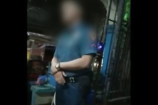 Pulis na dawit sa paglalabas ng baril sa UST athletes, sinibak
