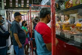 Pinoys line up to buy ham for Christmas