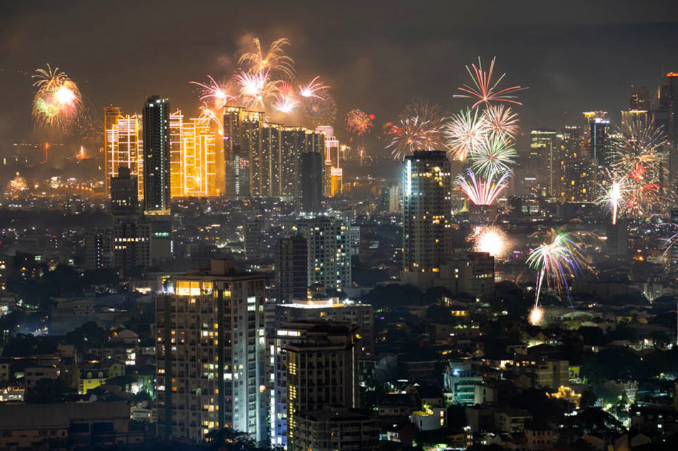 Makati-Mandaluyong skyline lights up for New Year