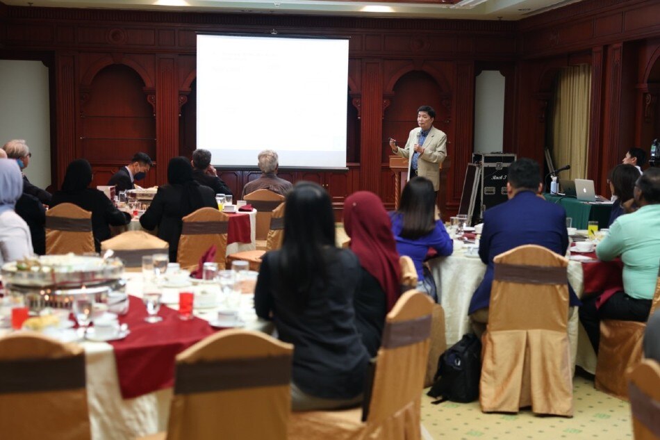 Speaking before the Brunei Mentors for Entrepreneur Network. Sharing on the trend of franchising a business. Photo by Hariz DARE Brunei