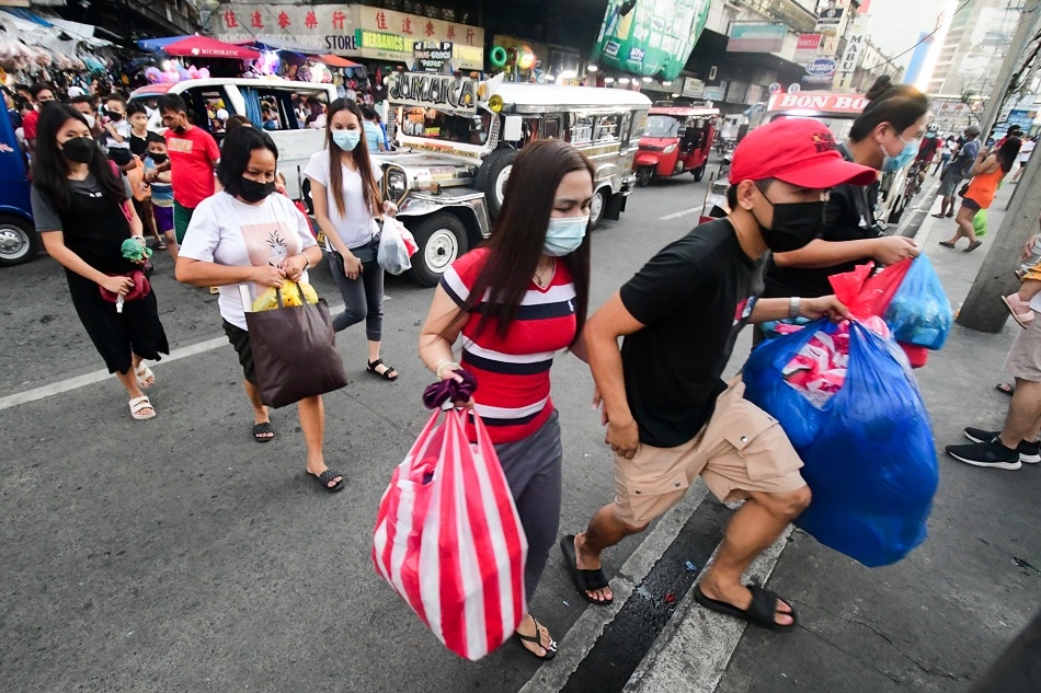 People shop for last-minute Christmas gifts at Divisoria in Manila on Christmas Eve, December 24, 2021. Mark Demayo, ABS-CBN News