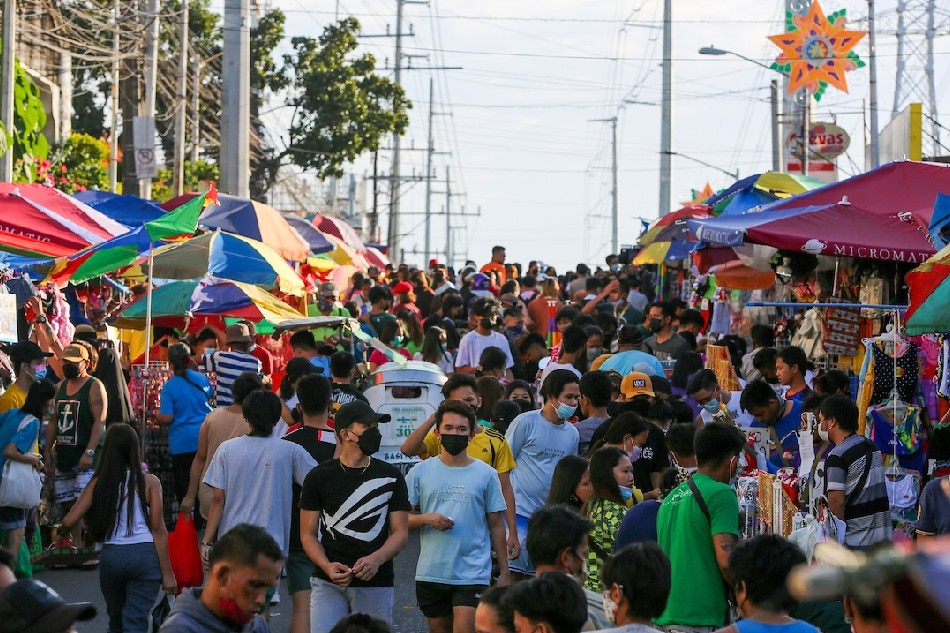 Scores of people shop at the Phase 1 market in Bagong Silang, Caloocan on December 31, 2021, New Year’s eve. Jonathan Cellona, ABS-CBN news